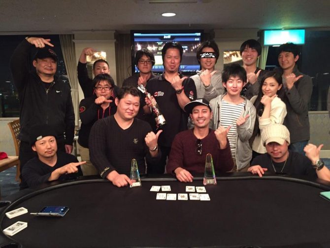 Players taking a group photo at SOS Poker