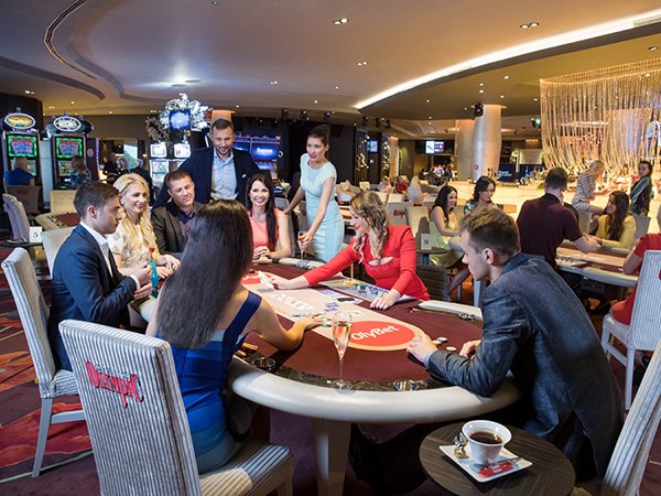 Players around the poker table